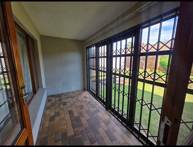2 BEDROOM FLAT FOR SALE IN VANDERBIJLPARK SE 2